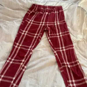 Pyjamas byxor, sitter lite mer low waisted. Säljer matchade tröjan på min sida