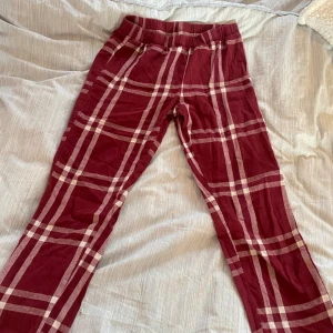 Pyjamas byxor  - Pyjamas byxor, sitter lite mer low waisted. Säljer matchade tröjan på min sida