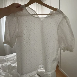 sommarblus - säljer denna fina blusen som ej kommer till användning💕💕