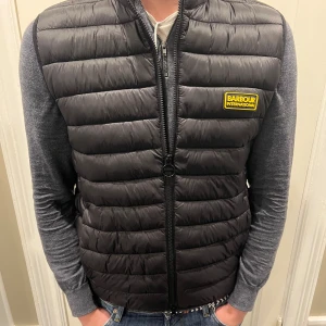 Barbour väst - Stilig och snygg barbour väst i storleken M. Modellen är 184 och den sitter perfekt. 9/10 cond inga skador knappt använd. Skriv om du har några frågor😁