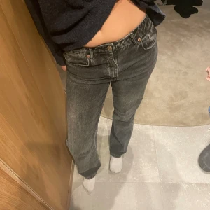 ZARA jeans - Populära Zara jeans. Använda men finns inga defekter. Hör av er vid frågor💗