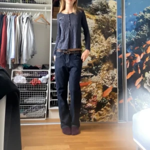 Mörkblåa jeans - Säljer dessa mörkblåa raka jeans! Midjemått 39 cm innerbens längd 79cm