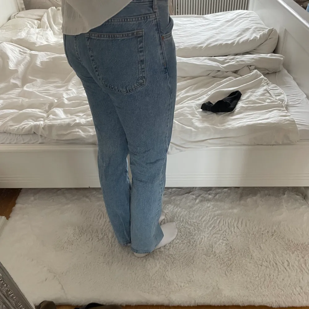 Snygga jeans från bikbok. Modellen heter low straight. Storleken i midjan är 28 och i längden 32. Jag är 178❤️‍🔥❤️‍🔥❤️‍🔥❤️‍🔥. Jeans & Byxor.