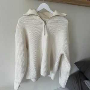 Vit stickad tröja  - Vit stickad tröja med dragkedja