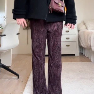 zebra byxor!! - Svin snygga vinröd zebra byxor!!🤩sjukt coola, dem har resår i midjan så går jättebra att ha lågmidjat❤️ osäker på om jag vill sälja oerhört snygga säljer vid bra bud!!🤩❤️❤️😍🦓