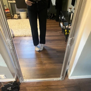 Svarta jeans  - Svarta högmidjade jeans från weekday  Byxorna har en liten färgfläck (se sista bilden) annars super fina  Passar bra till mig som är174cm går ungefär till anklarna