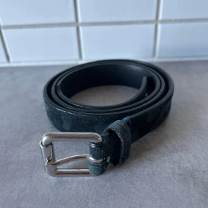 J.Lindeberg skärp  - Använd men i fint skick. Skriv för fler bilder.  Längd 90cm