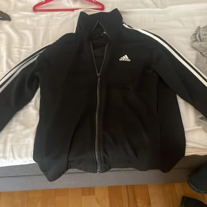 Adidasbyxor tröja  - Hej säljer en Adidas tröja som jag aldrig har använt 