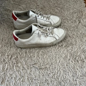 Common projects sneakers  - Säljer common projects skor för väldigt bra pris. Använda i ungefär 3 månader men i relativt bra skick. Köpta för 5000 kronor. Storlek 42 