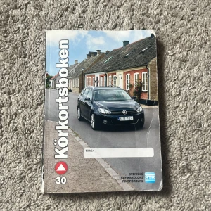 Körkortsboken  - Körkortsboken, behöver inte längre.  Den är lite sliten på ytter lagret av boken, men alla sidor är helt orörda. 