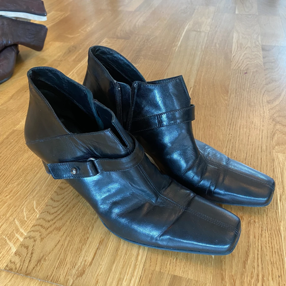 Svarta spetsiga klackar