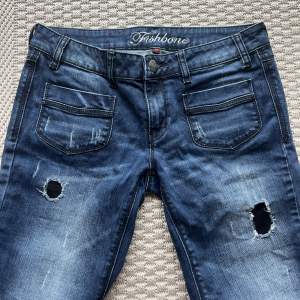 Lågmidjade jeans med supercoola detaljer!! Innerbenslängd 84cm & storlek 29 i midjan (≈80 cm)🔥💙