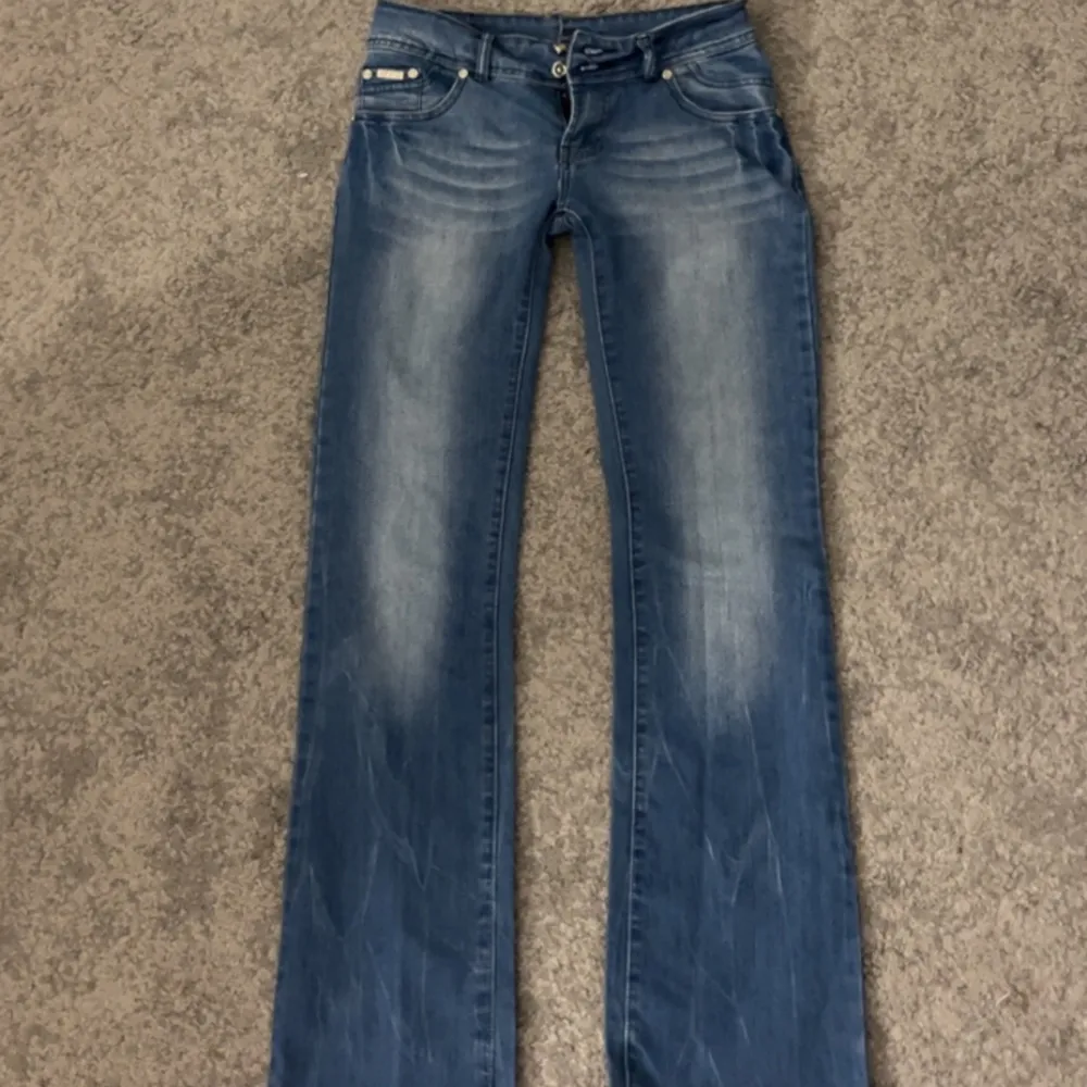 Säljer dessa fina vintage jeans, första bilder är lånad(har egna bilder på) så de är bara att fråga om fler bilder önskas.  Midjemått:72cm + stretch   Innerbenslängd:82cm De står inte riktigt storlek men skulle säga dom är typ en 34/S. Jeans & Byxor.