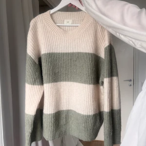 stickad tröja - Superfin stickad tröja i bra skick som är perfekt nu till våren! Jättefin sage grön färg som passar perfekt till t.ex. en vit kjol eller linnebyxor! Säljs då den inte kommit till användning. ❤️