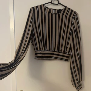 Elegant blus  - Använd endast en gång 