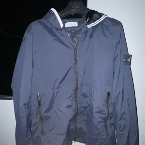 Ny Stone Island jacka - En helt ny stone island jacka som jag ångrar köpet av. Därav det billiga priset då jag bara vill bli av med den. Kvitto finns. Frågor i DM. Priset är inte hugget i sten så kom med förslag. Byten kan va av intresse. Säljs på johnells för 5200 kr.
