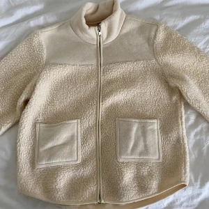 Teddy jacka - Säljer denna super sköna Teddy jacka i en offwhite färg🩷 Kommer ej till användning längre😔 (Lånad bild) 