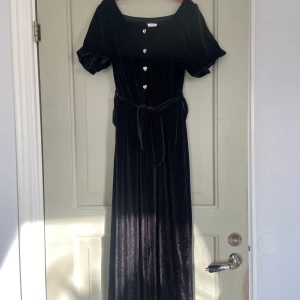 Byxdress från Zara - Byxdress i svart mjuk sammet/velour. Endast använd 1-2 gånger till nyår och fest. Hjärtformade glittriga knappar. Storlek 152.