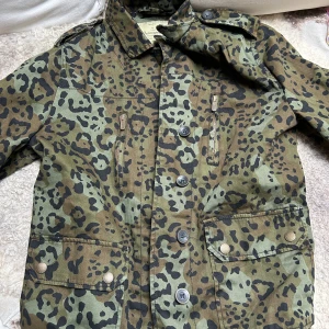 Jeansjacka leopard - Jeansjacka i grönt leopardmönster - storlek S/M! 