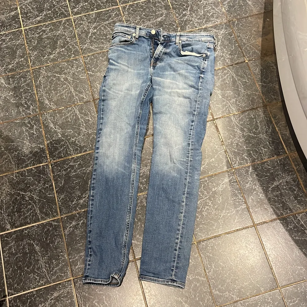 Blå Calvin Klein jeans Bra skick de är inte använda nästan. Jeans & Byxor.