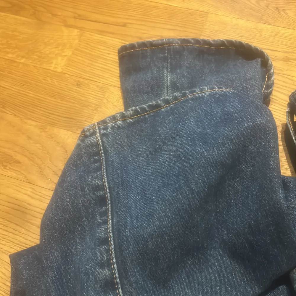  ett par mörkblå Levis jeans i storlek 33:w 30l  
