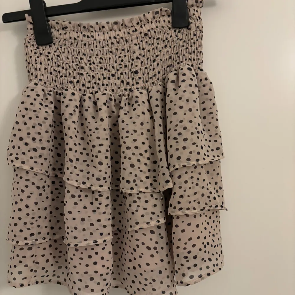 Snygg volang kjol från H&M i storlek 170. Kjolar.