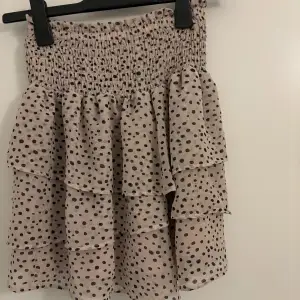 Snygg volang kjol från H&M i storlek 170