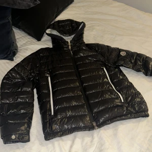 Moncler GALION GIUBBOTTO - Säljer min Moncler jacka då jag vill köpa en annan modell, har haft den i 5 månader men använd kanske januari och februari, fint skick! Köpt på NK i Stockholm, kvitto medföljer såklart. Bara att fråga för mer bilder!