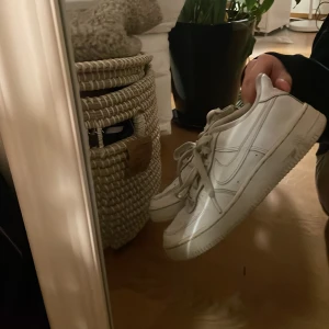 Airforce  - Airforce i storlek 37,5💫 använda en höst så i använt skick☺️ tvättas innan de postas. Köpare står för frakt💛 vid snabb affär kan pris diskuteras!! 