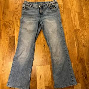 Snygga bootcut jeans från Monki. Som nya (har endast använt de 3 ggr). 