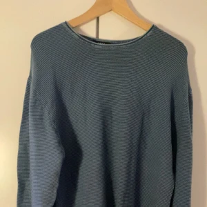 Tröja  - Helt oanvänd och lappen sitter kvar, den ser lite sliten ut vid kragen men det är en del av designen tror jag. 