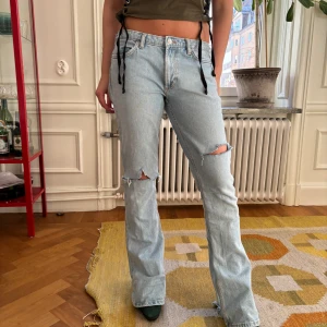 Lågmidjade jeans - Jätte najs lågmidjade jeans med hål! 💗