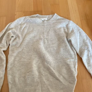 tröja - Vit tröja från hm i storlek xs, skriv vid frågor eller funderingar💛