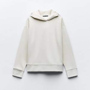 Säljer denna jättefina sandfärgade hoodie från Zara då jag inte använder den. Köptes nyligen och inga defekter finns. 💓💓
