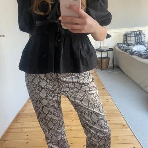 Ormskinnsbyxor - Säljer dessa populära byxor från Weekday i storlek 38🤍i princip oanvända, nypris: 580kr Skriv om ni vill köpa så sätter jag på köp nu❣️   (Jag är 1.68cm)