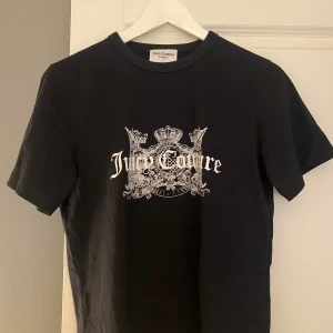 T-shirt  - T-shirt från Juicy Couture. Helt ny. Liten i storleken.  
