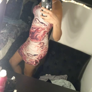 Rosa klänning - En jätte fin sommarklänning med ett speciellt mönster 