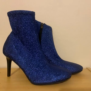 Blå glittriga skor  - Säljer nu mina älskade klackskor som tyvärr aldrig blivit använda. Köpta på & other stories för 1 350kr. Storlek 40