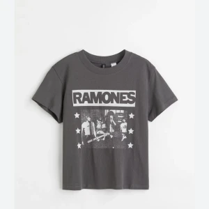 T-shirt  🩶 - T-shirt med tryck som nästan är helt oanvänd 🩶