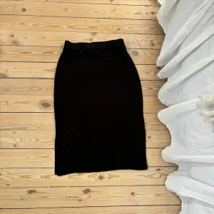 Svart tajt kjol som endast användas ett fåtal gånger så den är i bra skick. Perfekt nu inför sommaren och passar till allt🥰det står XS på lappen men skulle säga att den passar till XS/S/M