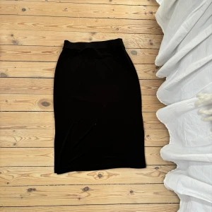 Svart kjol - Svart tajt kjol som endast användas ett fåtal gånger så den är i bra skick. Perfekt nu inför sommaren och passar till allt🥰det står XS på lappen men skulle säga att den passar till XS/S/M