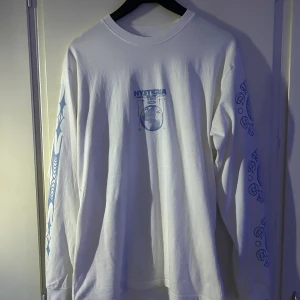 Tröja  - Säljer nu min VAILENT tröja då den inte kommer till användning lika ofta den är i riktigt fint skick. Köpt på Carlings för 499kr och är en limiterad tröja som dom bara sålde en liten stund. Tänk mig 250kr för den men priset är inte hugget i sten😁