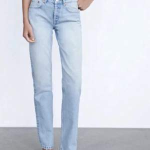 Super fina blåa jeans från zara💙🩵 Super snygga raka jeans Mid waist💙 Storlek 32 Bra skick  Kom med prisförslag💙🩵