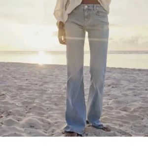 Zara low waist flare jeans  - Storlek xs🌷 säljer då de inte kommer till användning☀️ ser ut som nya och använda fåtal gånger🫶🏻
