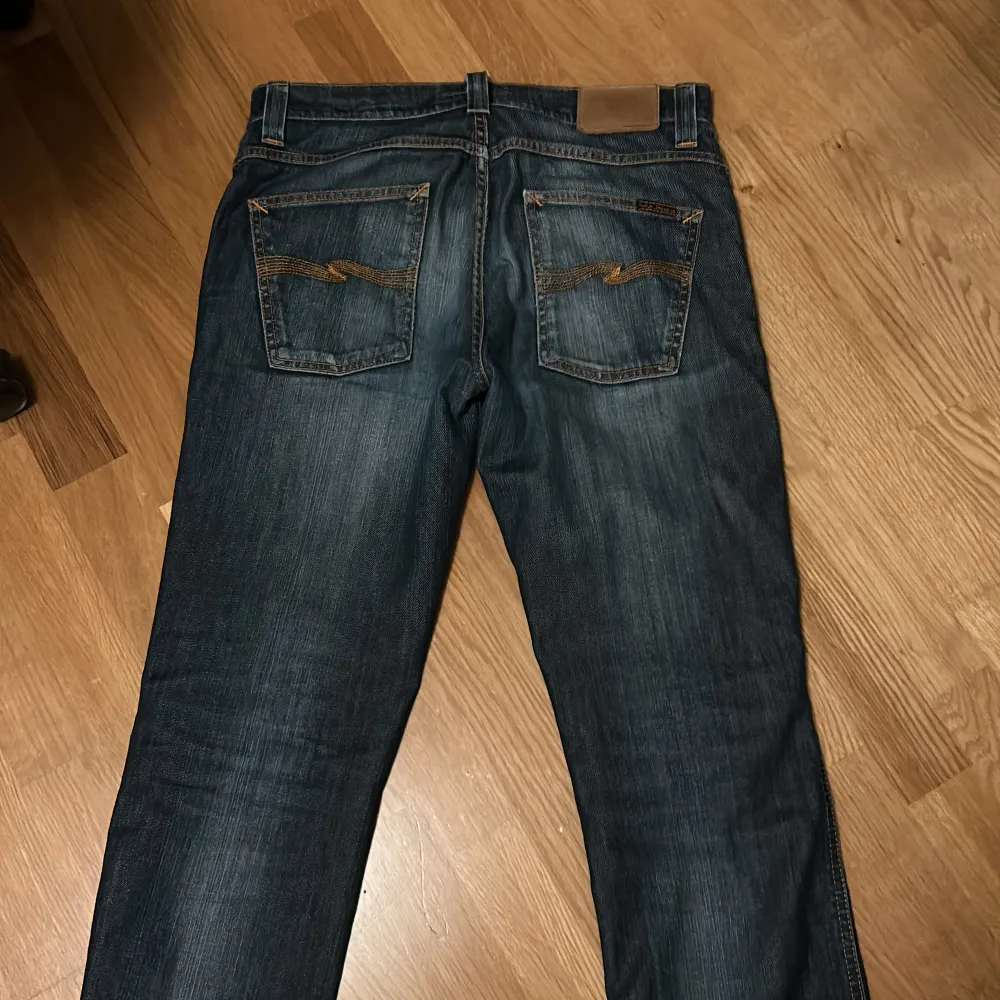 Säljer dessa skitsnygga nudie jeansen. Storleken är 32 x 32. I väldigt fint skick och nypris på dessa ligger på 1600kr.. Jeans & Byxor.