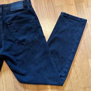 Säljer dessa svarta jeans för 400kr nypris 700  Dom har blivit för små för mig så säljer dom.   Skick 9/10 Dom är loose