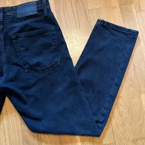 Säljer dessa svarta jeans för 400kr nypris 700  Dom har blivit för små för mig så säljer dom.   Skick 9/10 Dom är loose