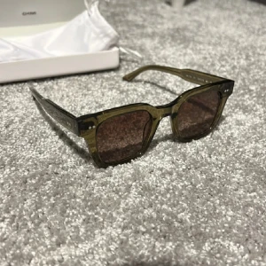 Chimi 04 - Ett par riktigt feta chimis i en mycket unik och sommrig färg.  Köpta på Nk i göteborg kvitto och låda finns. Inprincip helt nya då dom används 2-3 gånger. Retail 1350kr Priset kan diskuteras!!