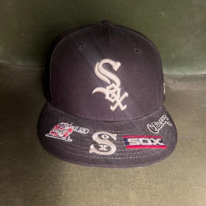 New Era keps - Snygg New Era keps. Storleken är 56,8 cm och är nästan aldrig använd. Tveka inte att skriva ifall du undrar nått!