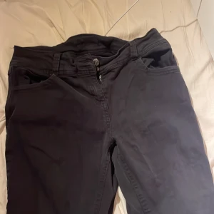 Jeans  - Säljer mian jeans från Anna field i storlek (M) väldigt Stretchiga lågmidjade så himla snygga på men passar tyvärr inte 